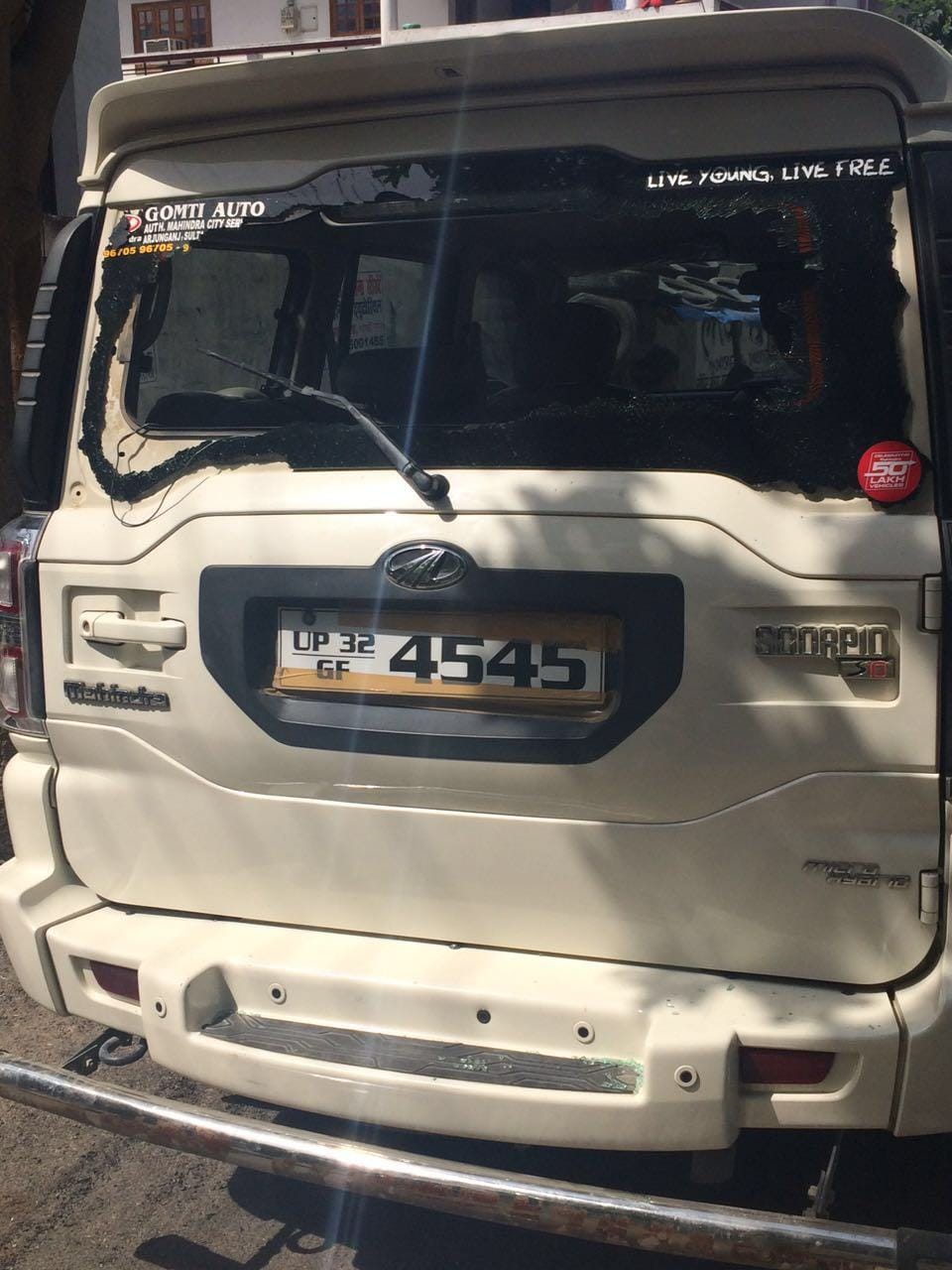 Loot with a contractor in Lucknow.