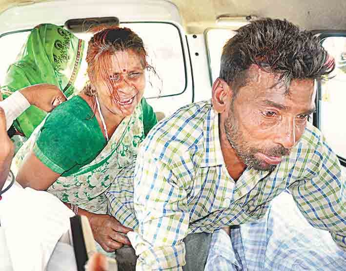 old man sink in ganga