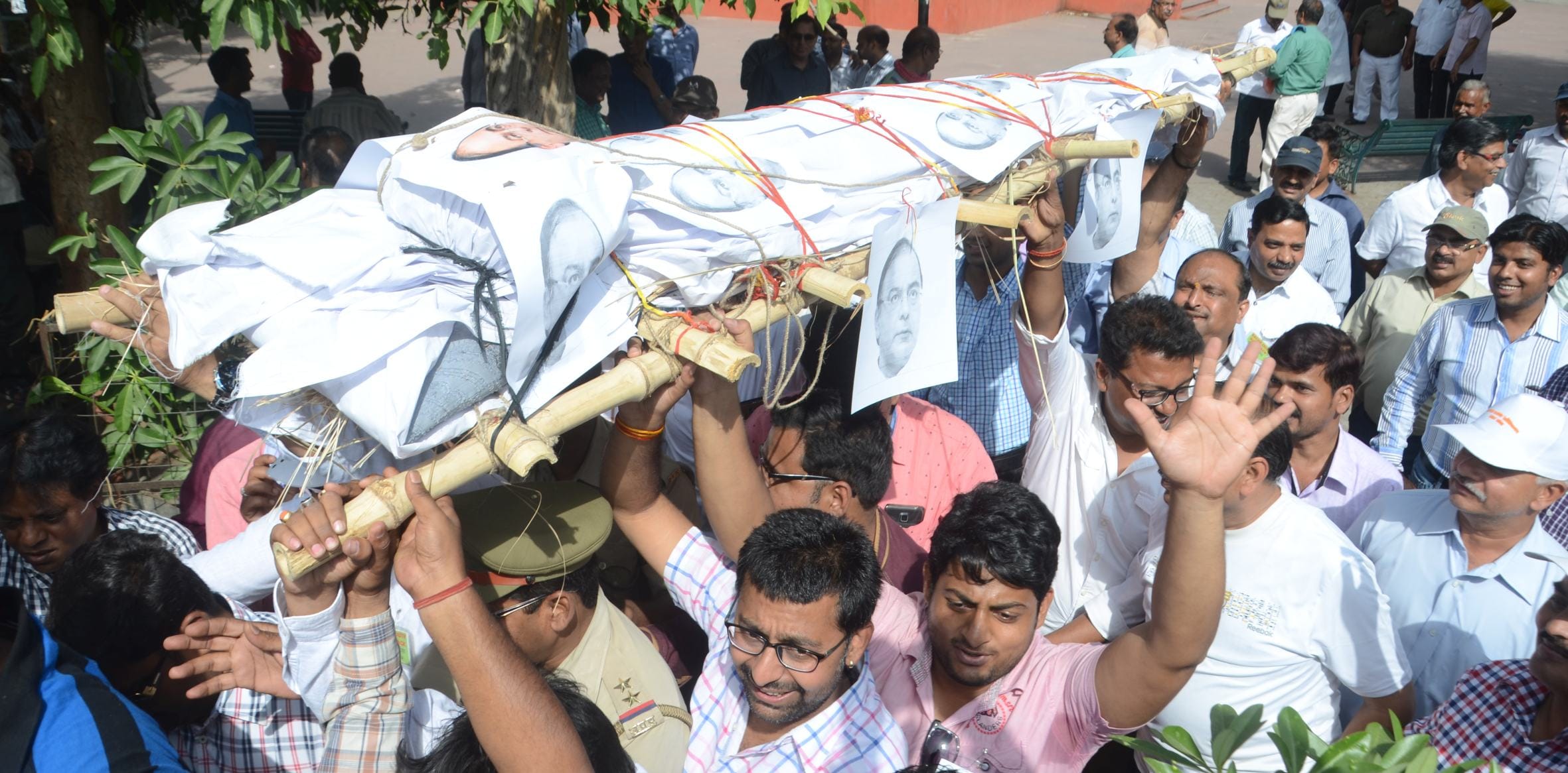 Jewellers protest against central govt in lucknow.
