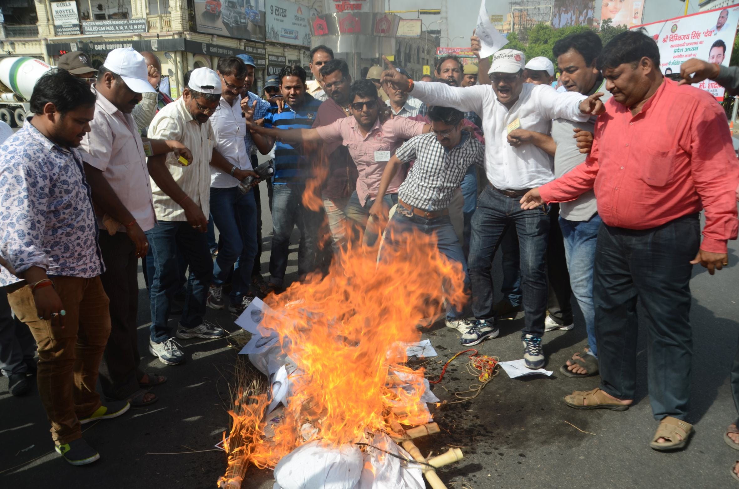 Jewellers protest against central govt in lucknow.