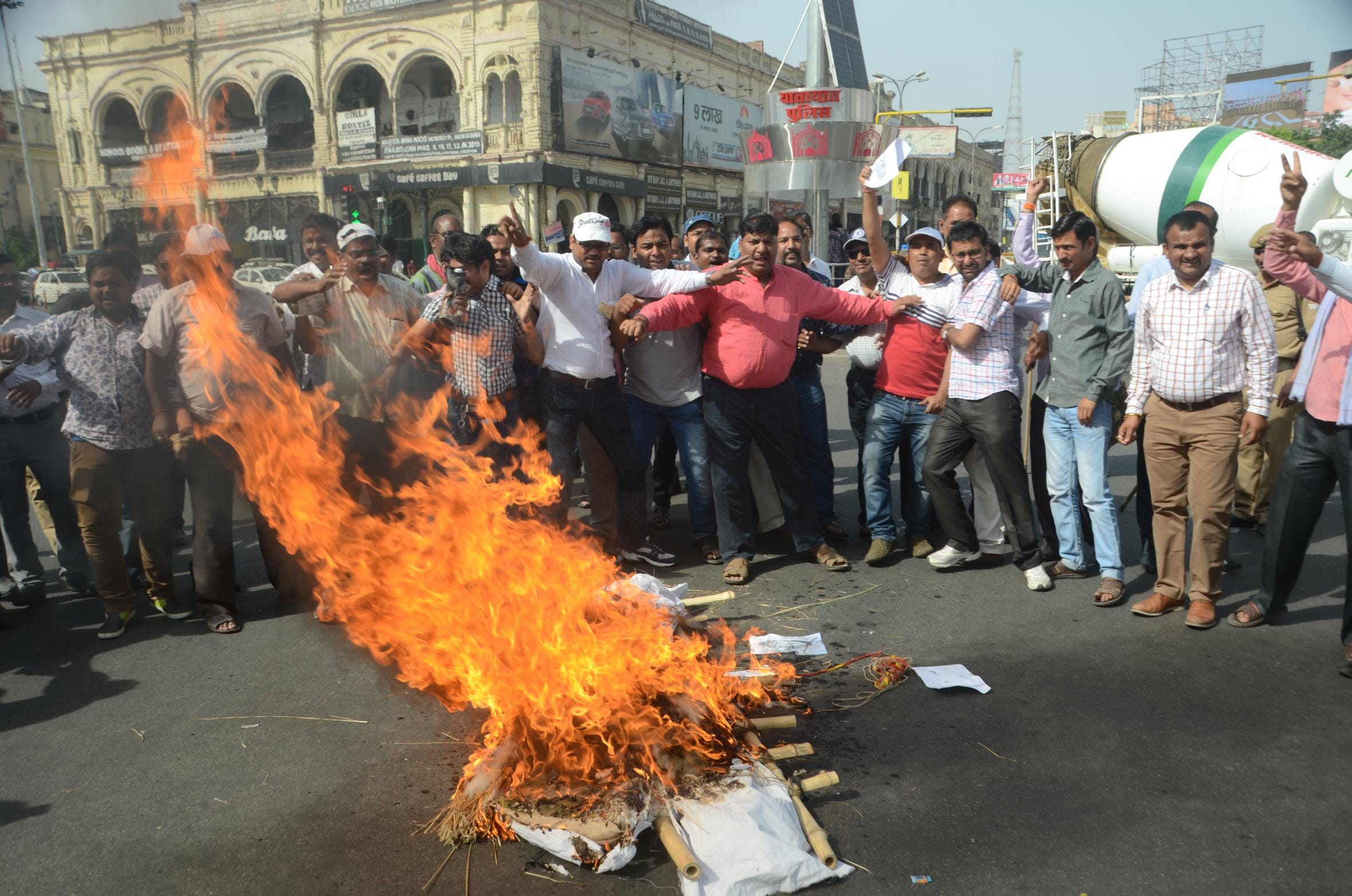 Jewellers protest against central govt in lucknow.