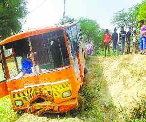 FDDI bus falls into ravine, 25 injured