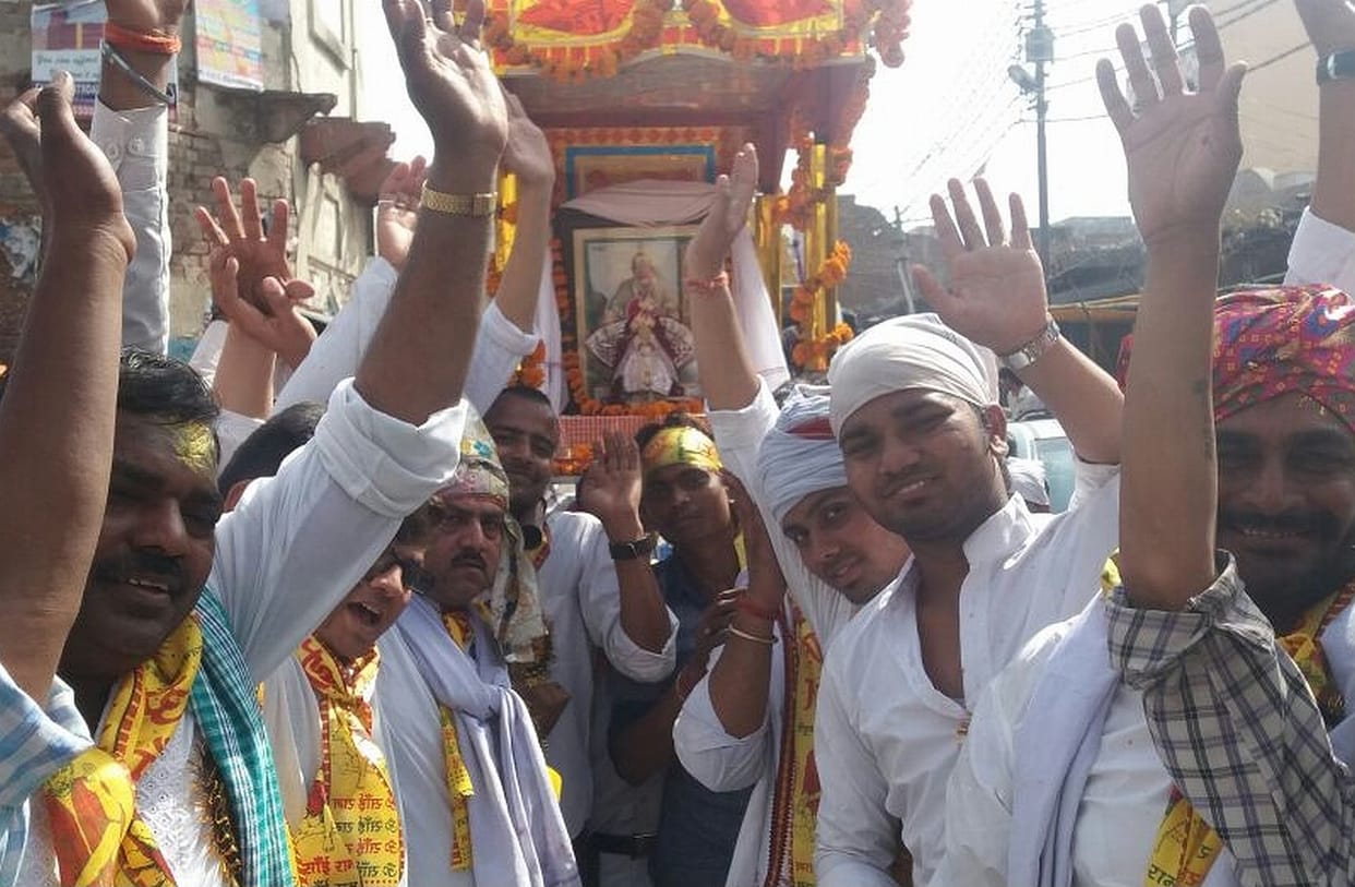 dhoomadhaam se nikaalee saeen paalakee shobhaayaatra