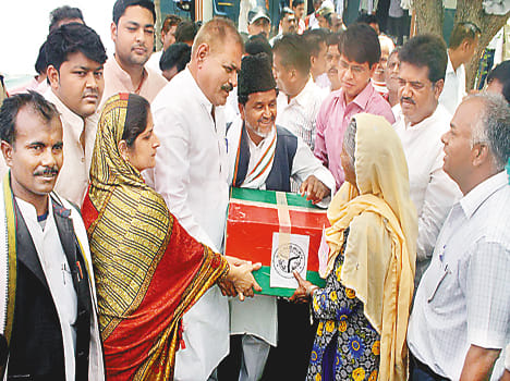 relief Packetः  38 thousand select , distributed to five hundred