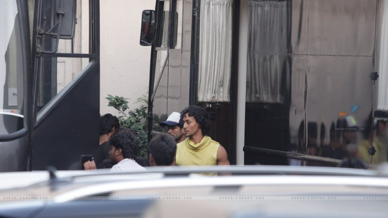 Two girls want to meet Tiger Shroff, leave her houses.