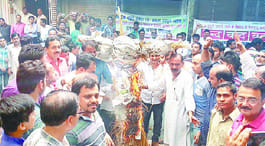 Traders burnt effigies of Finance Minister