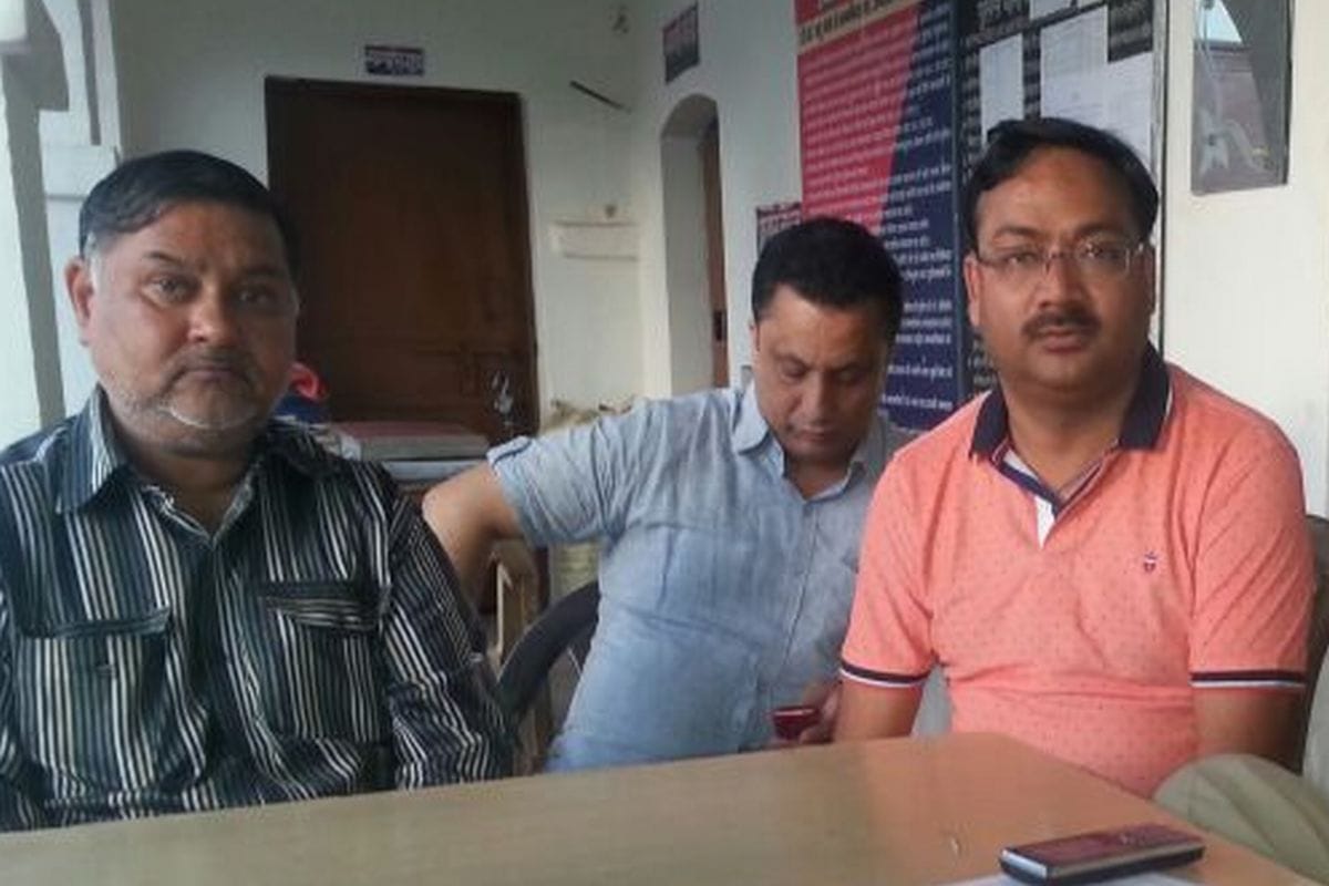 22.50 lakh and fled with the car driver