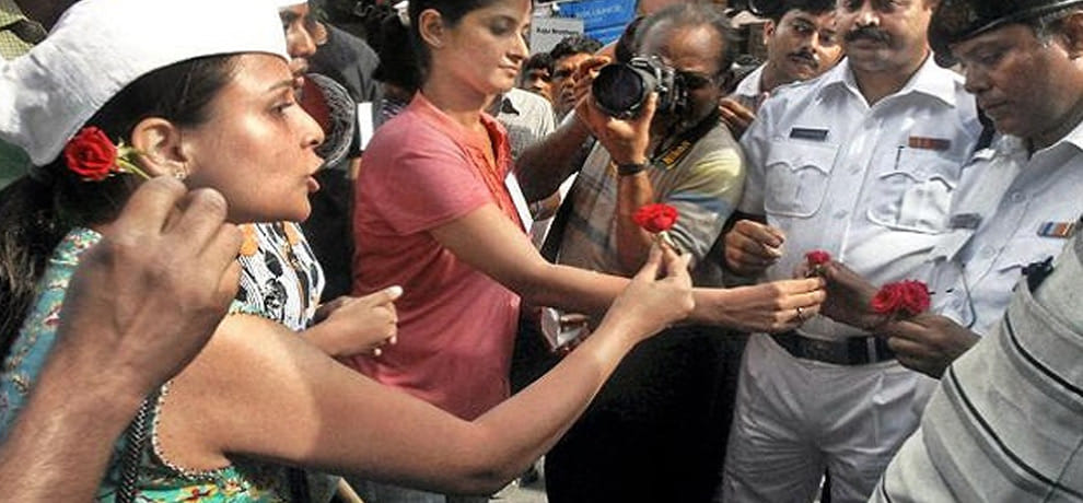 officers of faridabad made shamed by gandhigiri