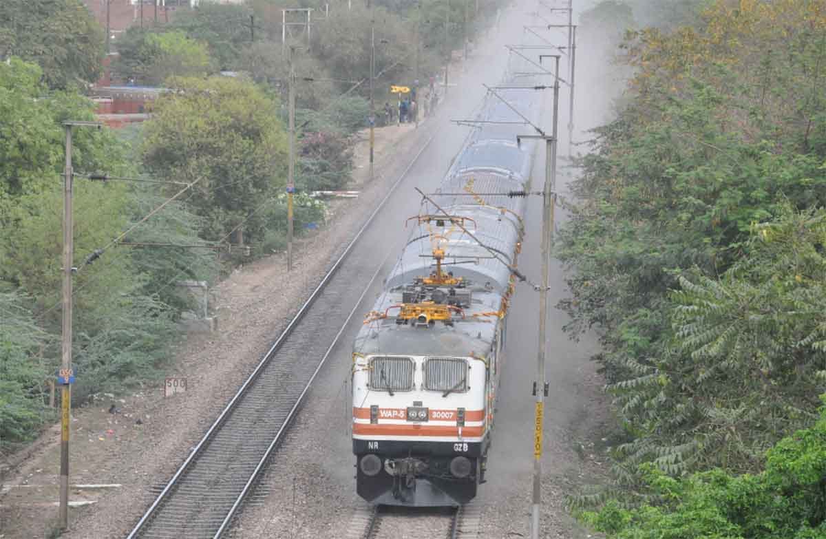 crowd came at railway platform to see gatimaan express