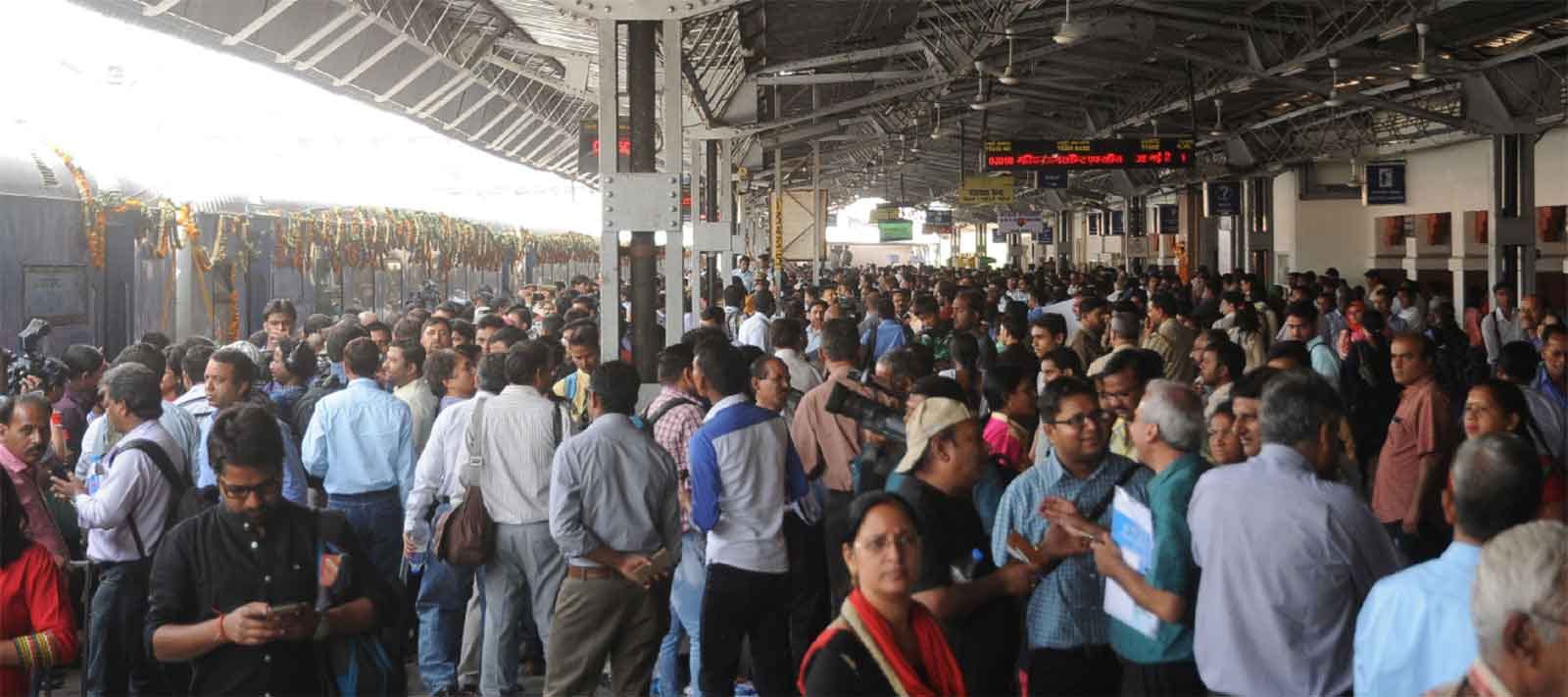 crowd came at railway platform to see gatimaan express