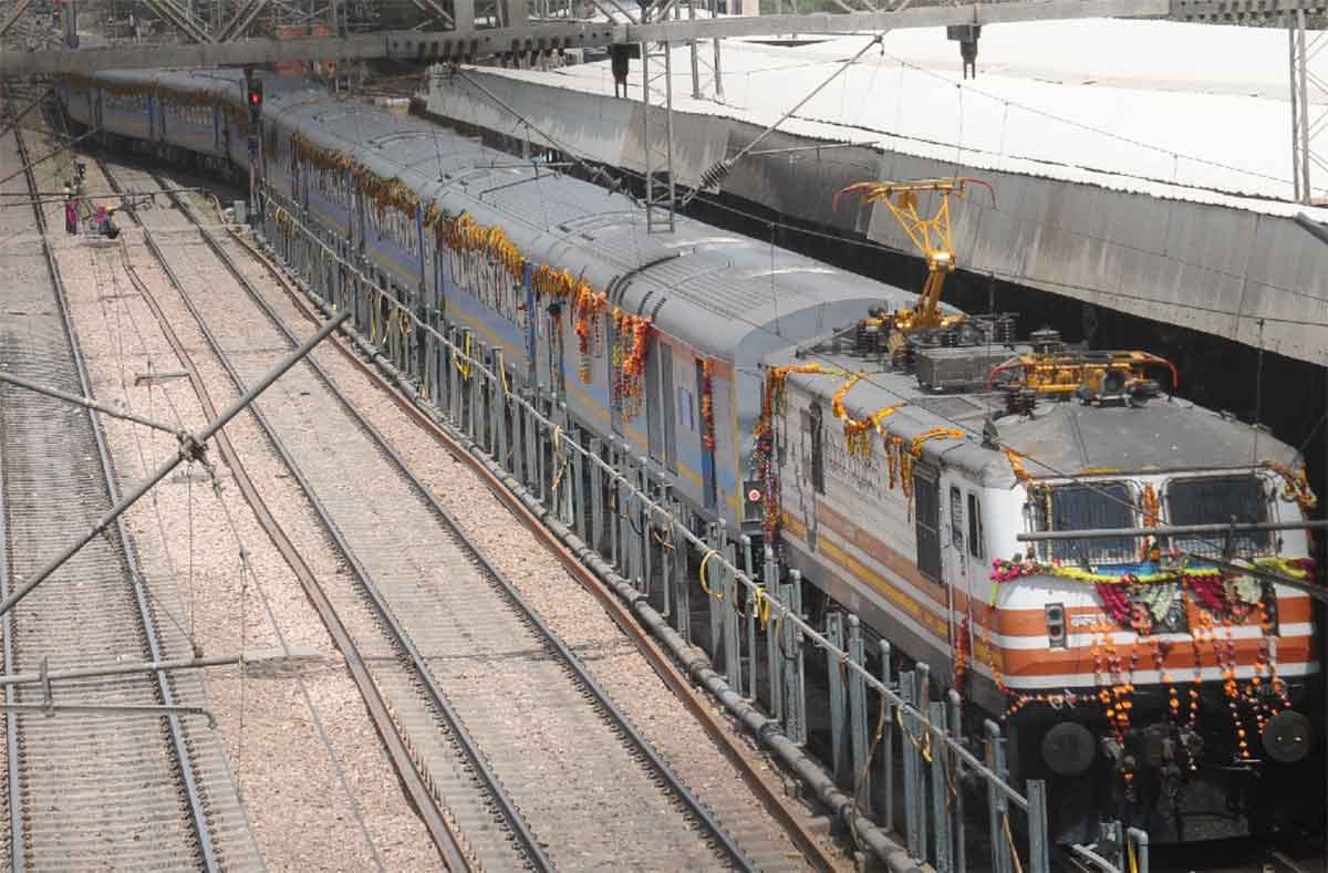 crowd came at railway platform to see gatimaan express