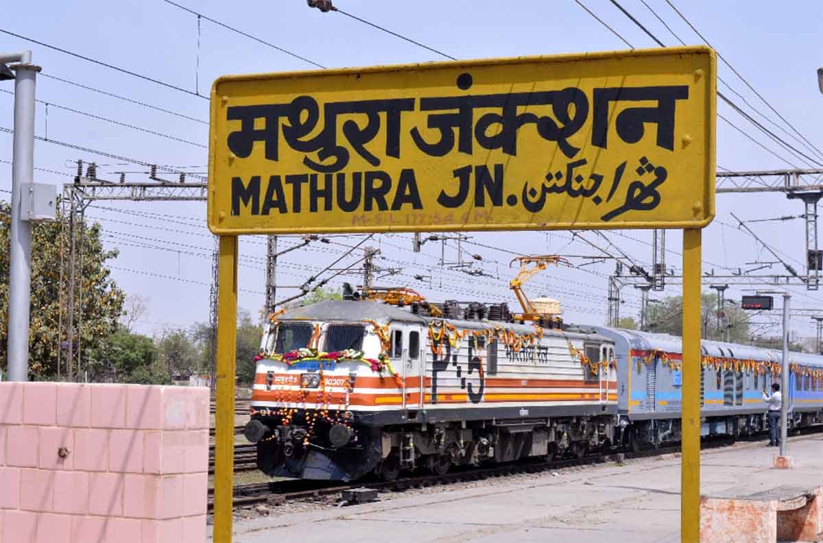 crowd came at railway platform to see gatimaan express