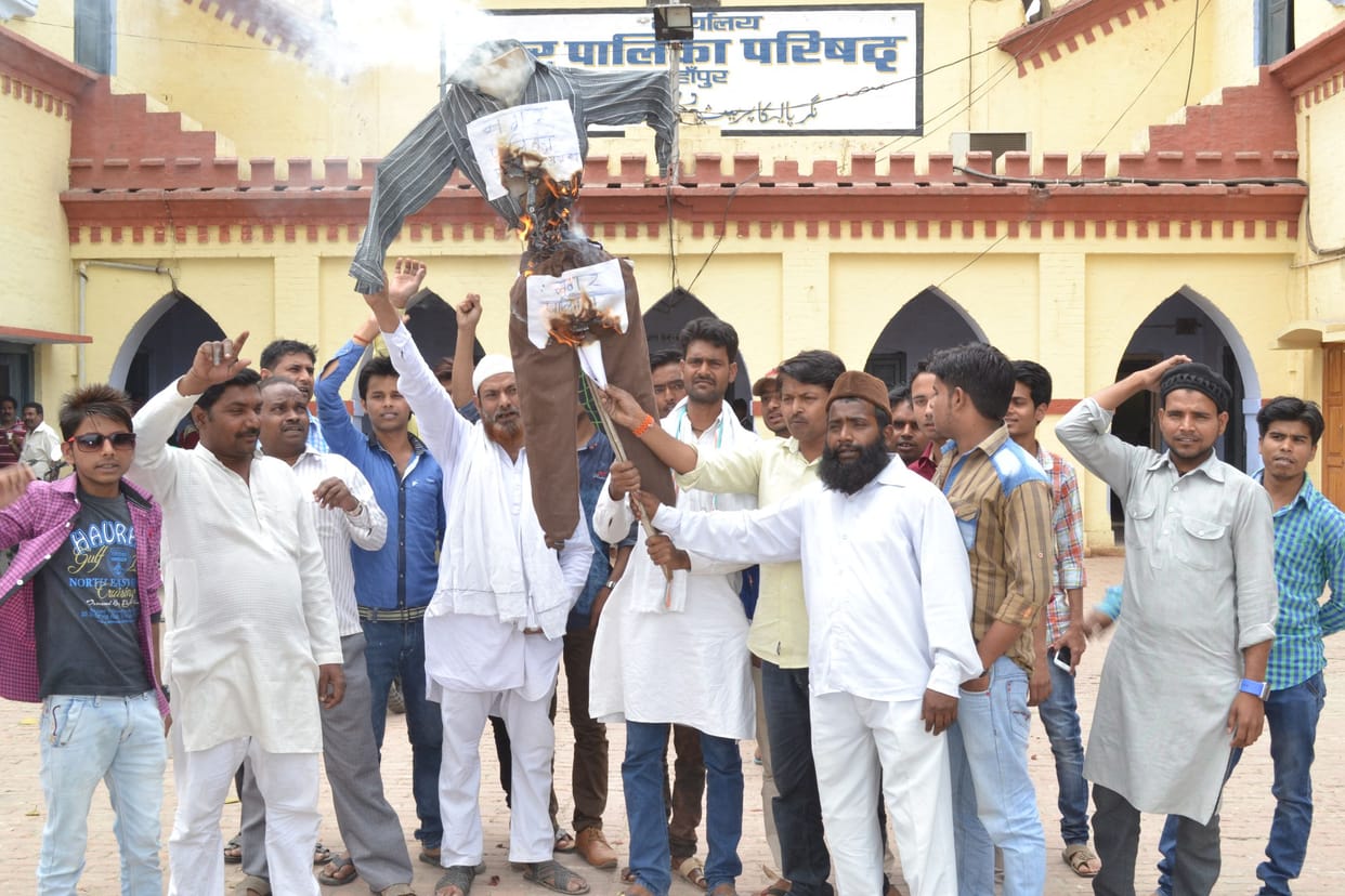 Hitai Front activists burned an effigy of EO