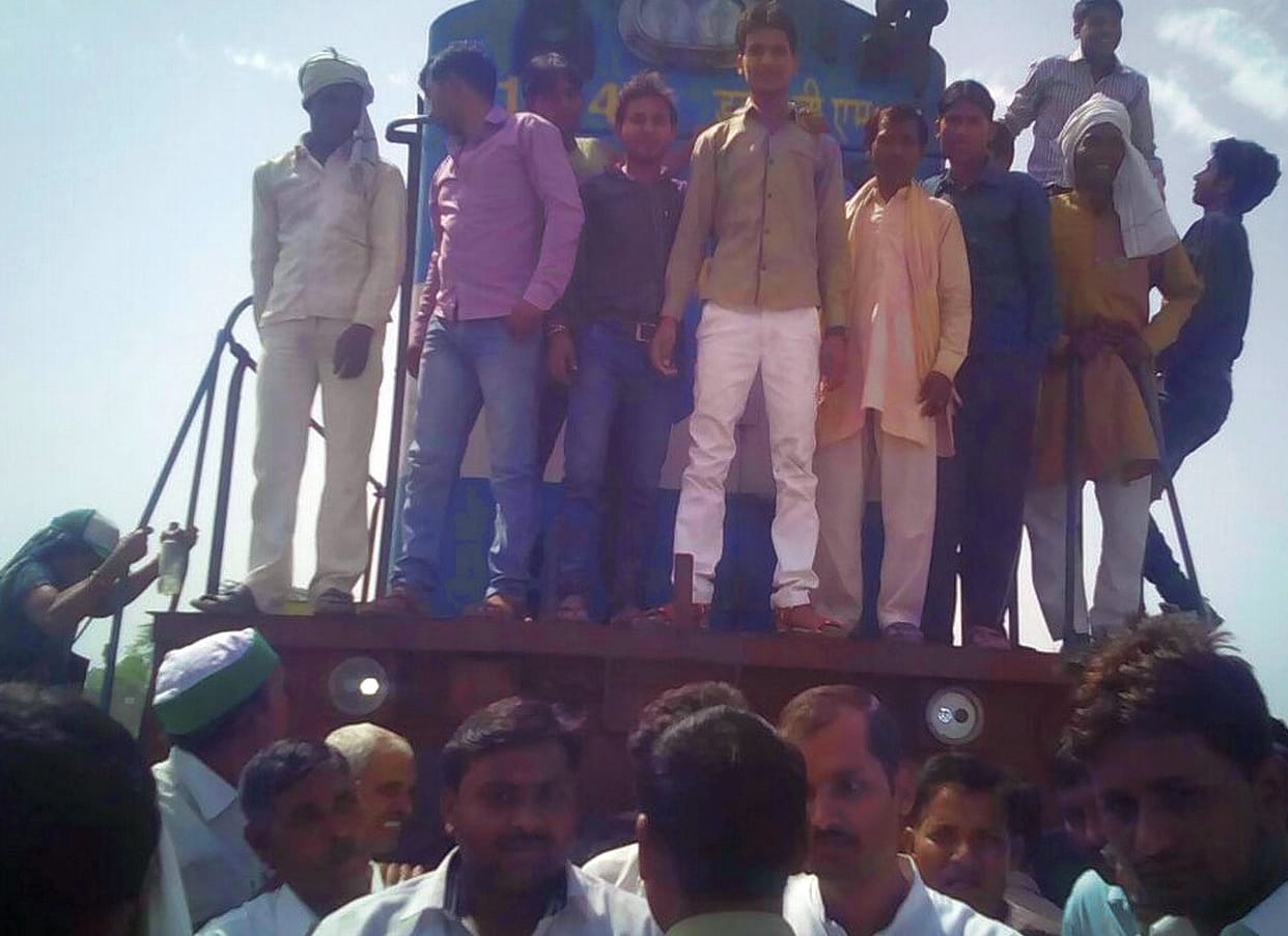 kisaanon ne aadhe ghante tak rokee tren