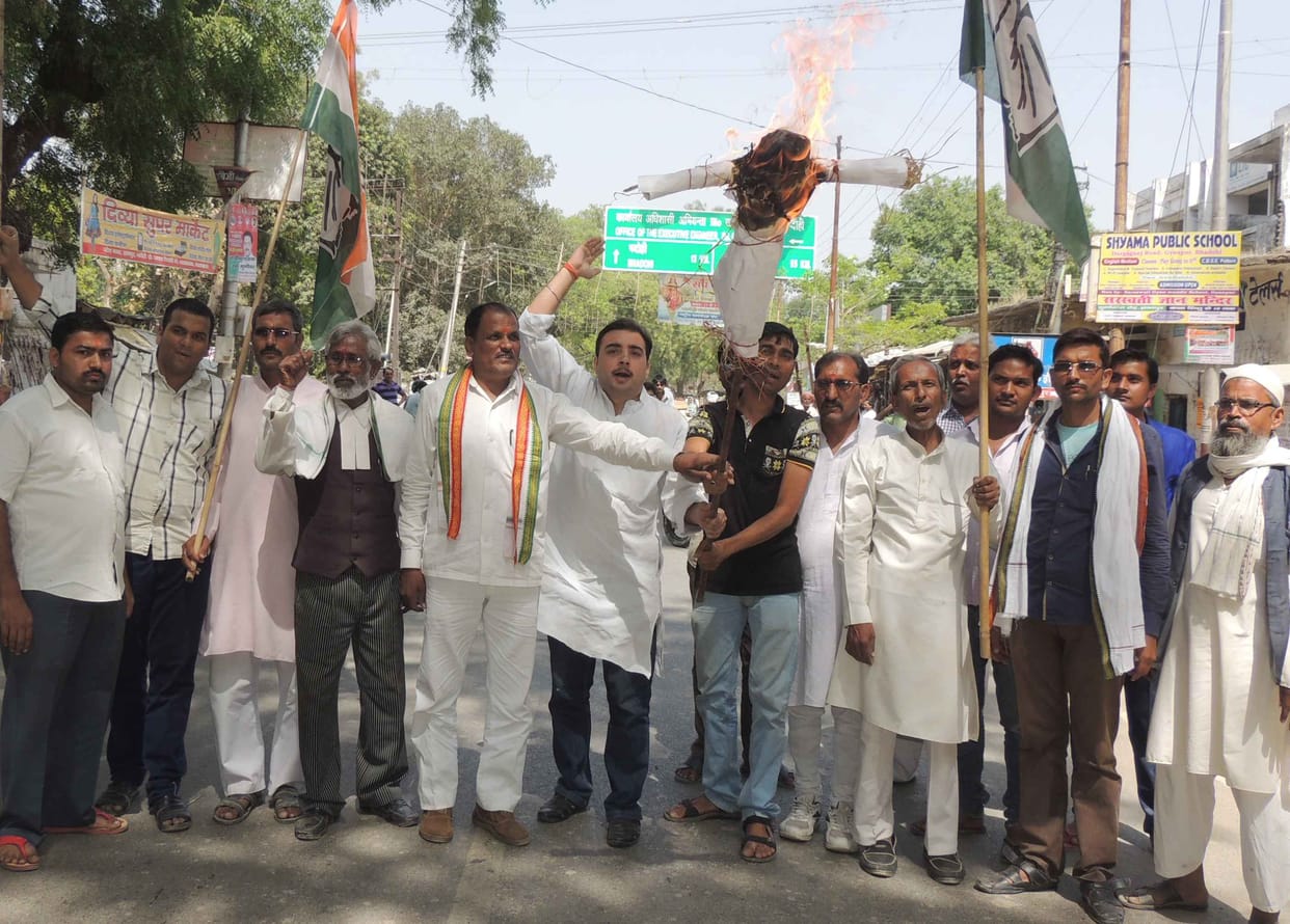 ongressmen blew the Centre's effigy