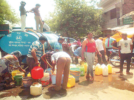 tainkaron ko raaste mein rokakar paanee kee loot