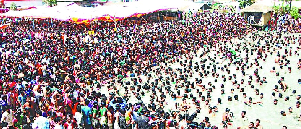 Devotees took dip in Kamna Sagar