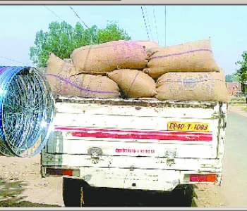 Stealing food from the warehouse, the villagers caught 50 sack of wheat