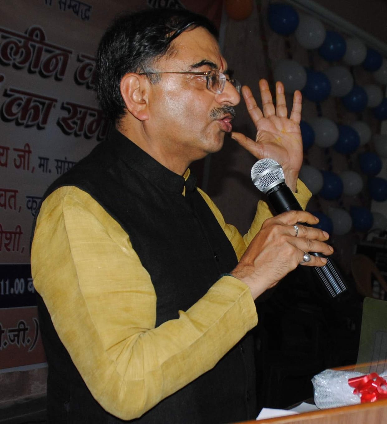 tarun vijay gave war memorial credit to modi, parrikar.