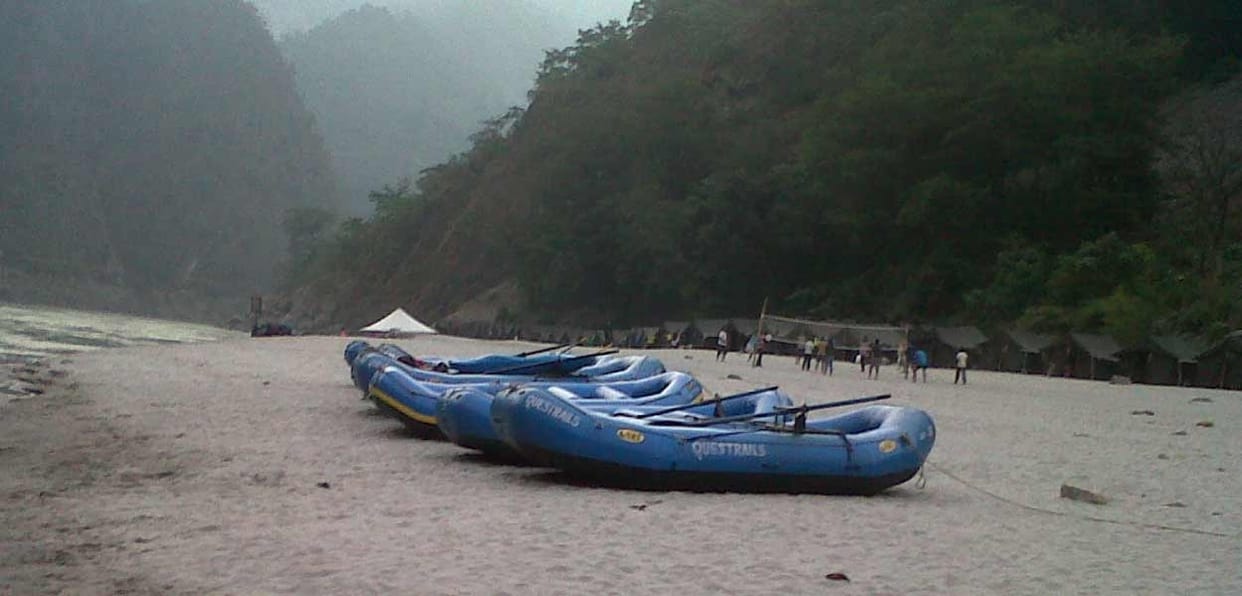 ganga river bank become washing center
