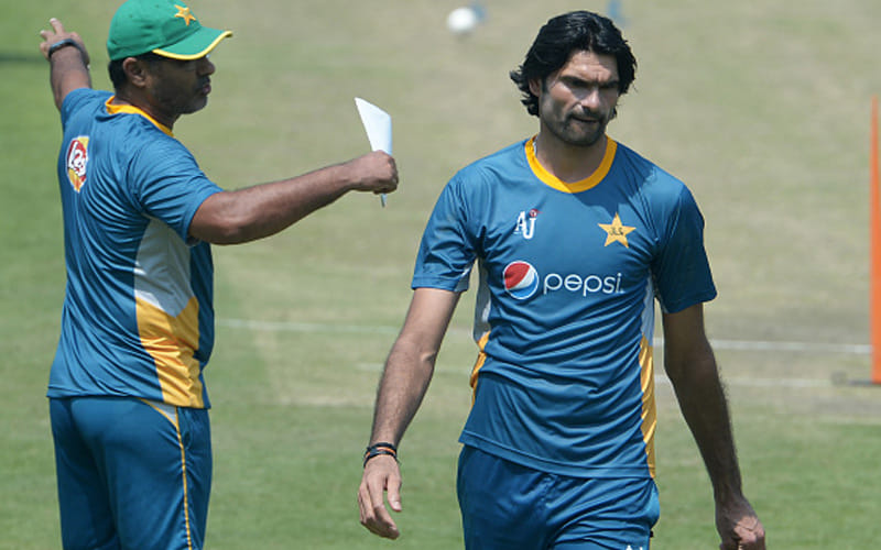 pcb apologise to waqar younis