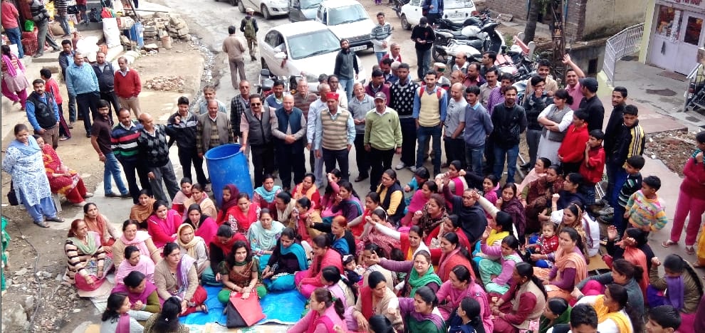 water crisis in shimla city, chakka jam by people.