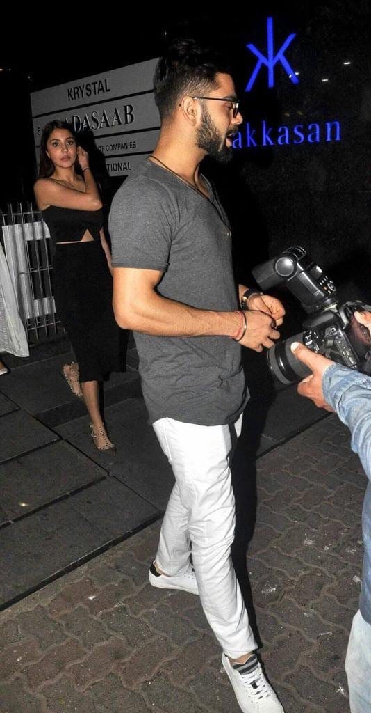 Anushka Sharma seen late night dinner with Virat Kohli