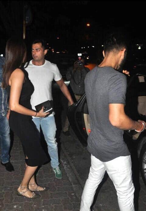Anushka Sharma seen late night dinner with Virat Kohli
