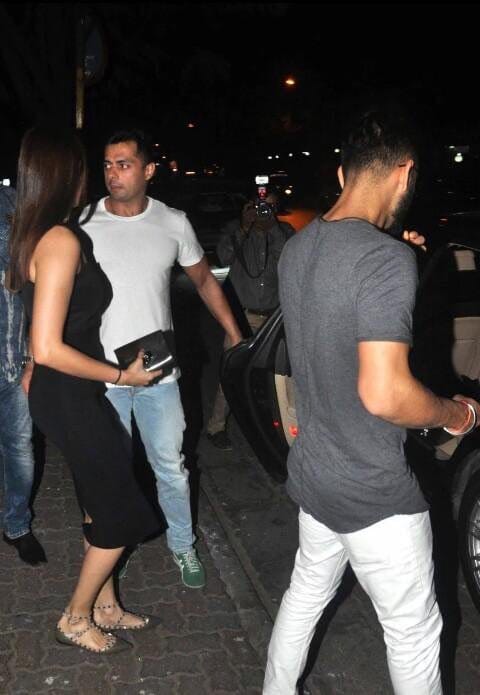 Anushka Sharma seen late night dinner with Virat Kohli