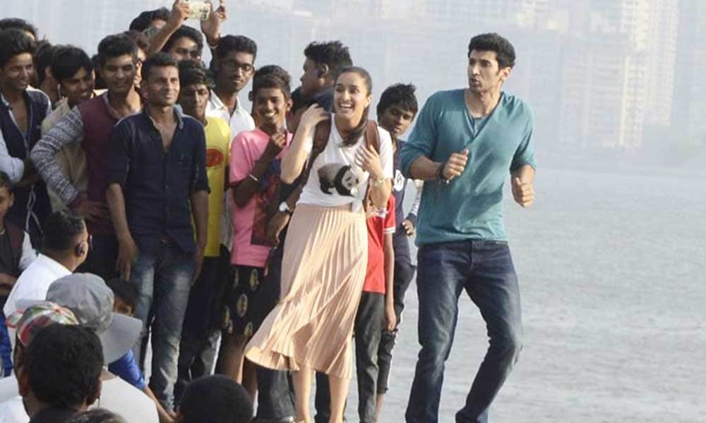 Bollywood heroines who got mobbed in crowd