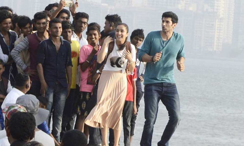 Bollywood heroines who got mobbed in crowd