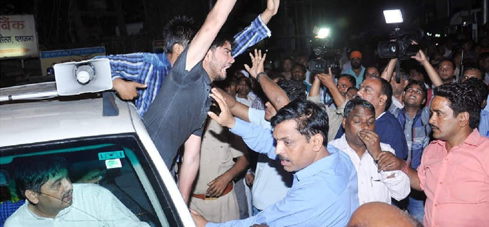 himanshi brother's anger came out, had to abuses and grapple with BSP MP 