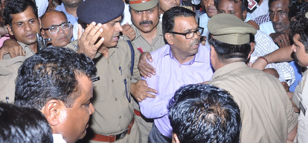 himanshi brother's anger came out, had to abuses and grapple with BSP MP 