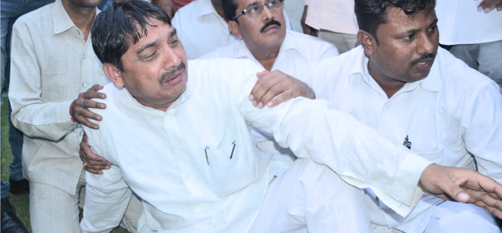 himanshi brother's anger came out, had to abuses and grapple with BSP MP 