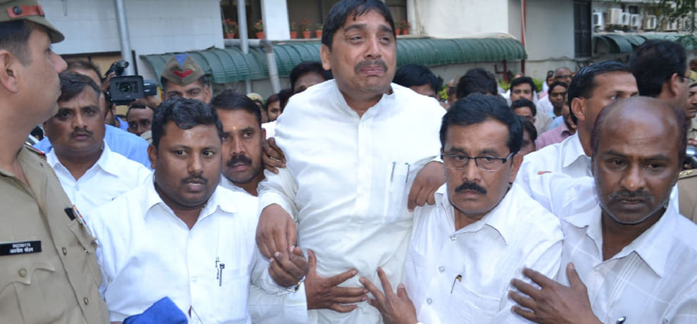 himanshi brother's anger came out, had to abuses and grapple with BSP MP 