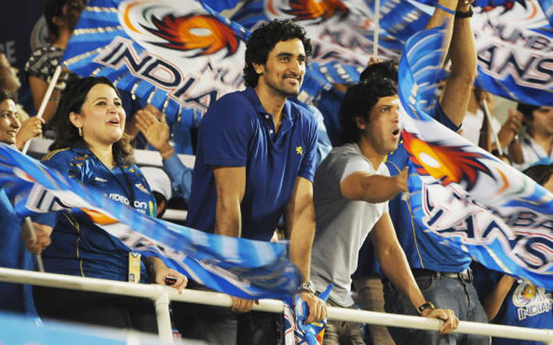 Who planted 230 sixes and 261 fours in IPL ?