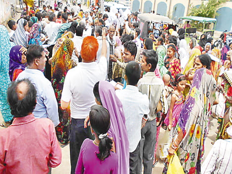 samajavadi  pension  ke liye mahilaon ka jaam