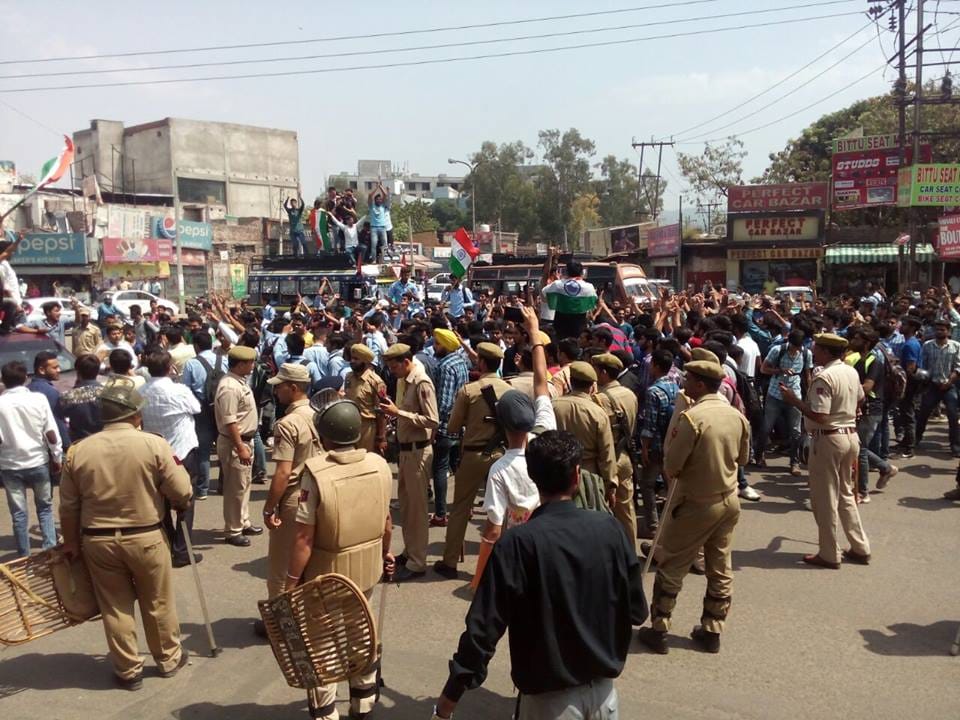 student and doctor protest in jammu over Nit srinagar incident 