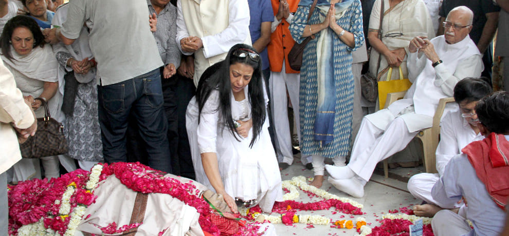 Politicians of all parties to reach in Kamala Advani cremation