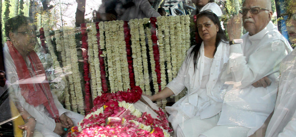 Politicians of all parties to reach in Kamala Advani cremation