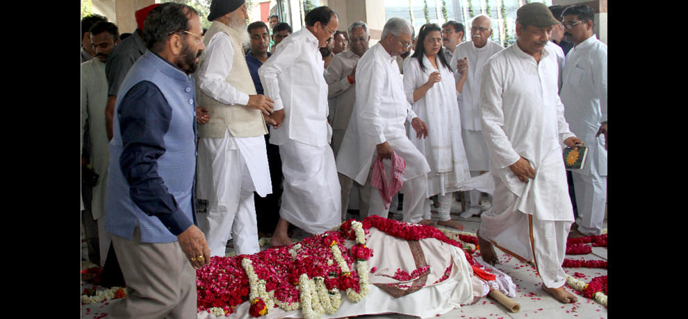 Politicians of all parties to reach in Kamala Advani cremation