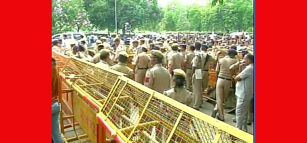 kejriwal gets bail in defamation case, clashes outside took place between aap and bjp supporters