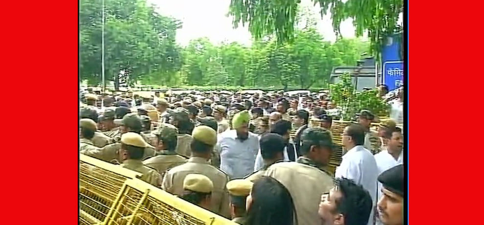 kejriwal gets bail in defamation case, clashes outside took place between aap and bjp supporters