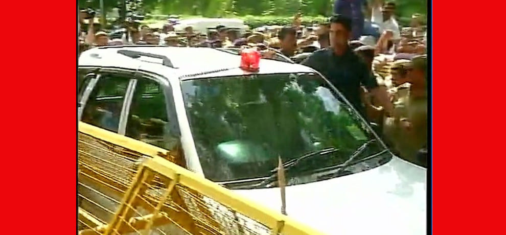 kejriwal gets bail in defamation case, clashes outside took place between aap and bjp supporters