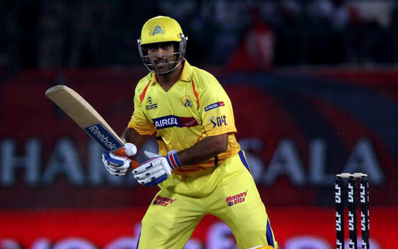 Who planted 230 sixes and 261 fours in IPL ?
