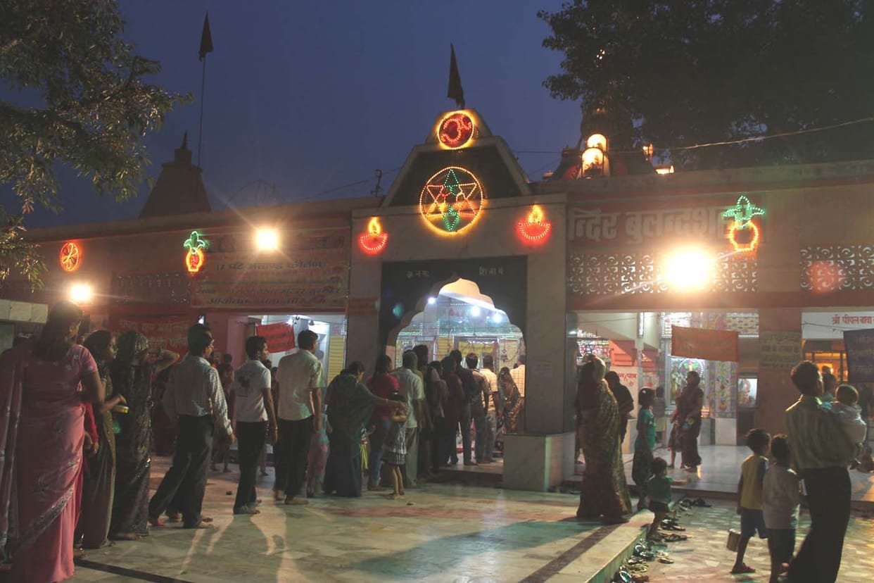  lively markets, adorned the court of queen maa
