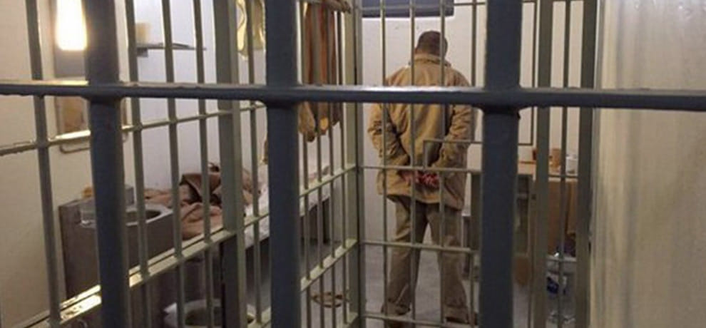 prisioners will get i pad to watch video and read stories
