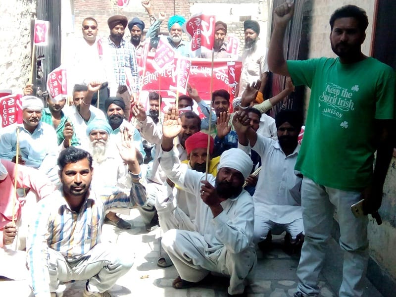 protest, batala protest, construction worker protest, protest in labour office, amritsar