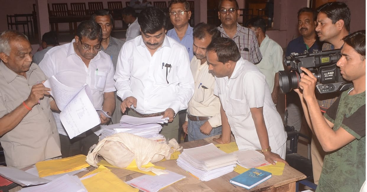 chaar moolyaankan kendron par jaanchee jaengee chhah laakh kaapee
