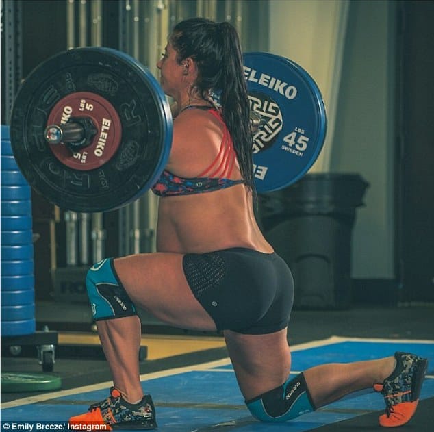 pregnant weightlifter does weightlifting in eighth month of pregnancy